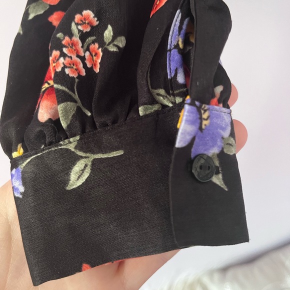 2 for 20‼️ Forever 21 floral satin cropped shirt - Picture 4 of 5